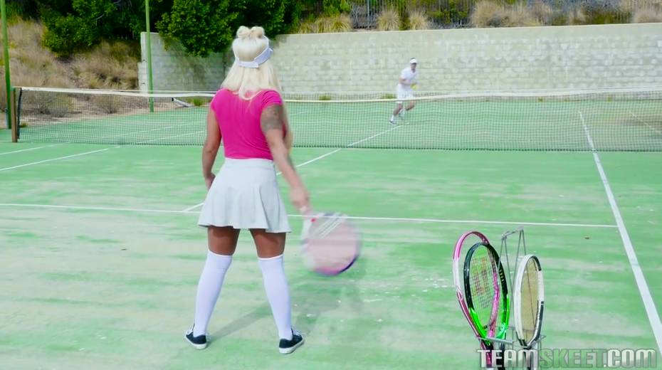 Обаятельная фанатка трахается прямо на теннисном корте