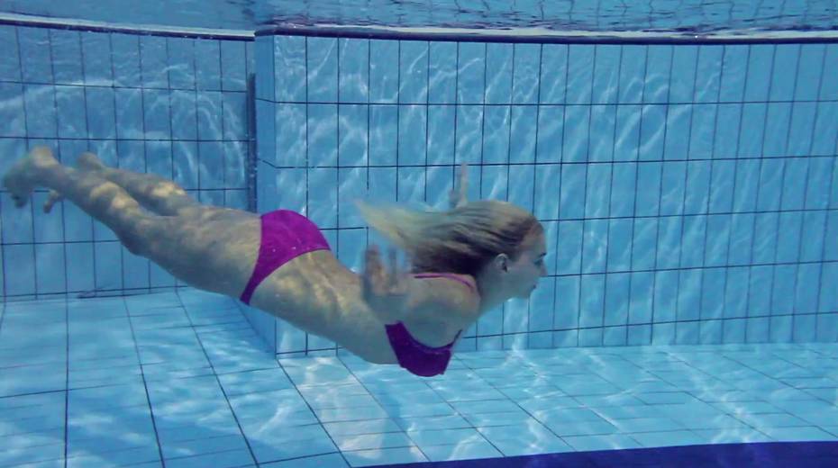 Sex Appeal Blonde Elena Proklova Is Stripping Under The Water