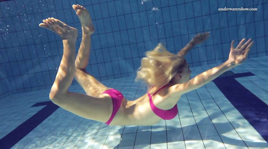 Sex Appeal Blonde Elena Proklova Is Stripping Under The Water