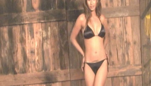 The red scarf flies off the hips of sexy Indian babe Ruhi porn pics