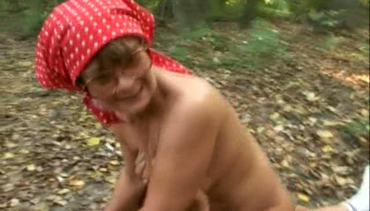 Pretty curvy granny Mandy fucks her geezer in the woods porn pics
