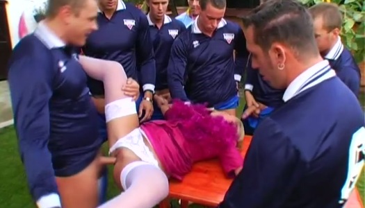 Horn made hussy gets her snatch banged in missionary pose while giving a head porn pics