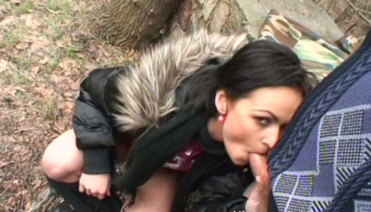 Too voracious amateur slut Krystina repays for cunnilingus with a blowjob porn pics