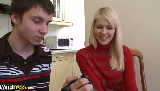 Scorching blonde temptress showing off her boobs porn pics