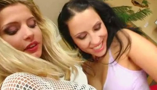 Happy lesbos Patricia & Kat kiss passionately and fingers each other's cunts porn pics