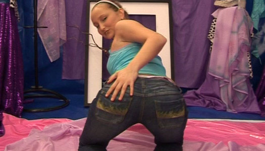 Using a green dildo hot brunette Twigy desires to polish her wet pussy porn pics