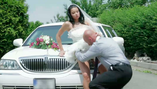 Stunningly curvy bride Victoria Blaze gives head to the bestman porn pics