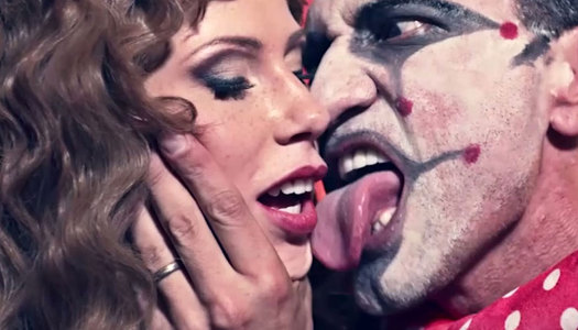 Insanely hot chick gives hot blowjob to scary clown porn pics