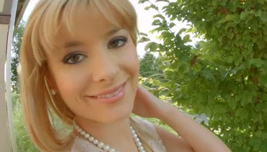 Sassy blonde Charlyse Bella shows off her big butt and gives blowjob porn pics