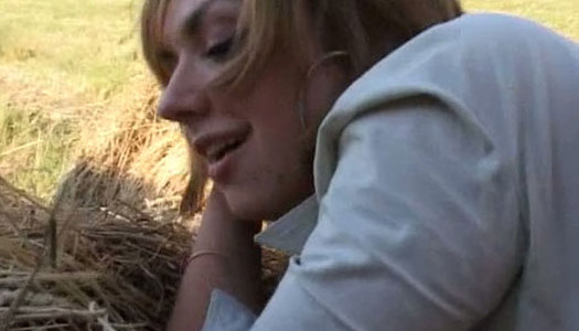 Horny dude fucks bootylicious blonde girl Susan in the field porn pics