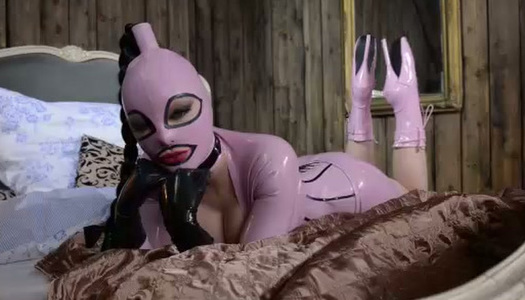 Latex nympho in high heels fingers her shaved pussy on the wide bed porn pics