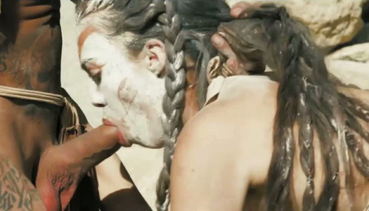  Die Stammesschlampe Tiffany Doll gibt einem Duo von Ausländern einen Blowjob porno bilder