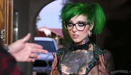  Außergewöhnliche Hure mit grünen Haaren Sydnee Vicious gibt ihren Kopf und lässt ihre Möse rammen porno bilder