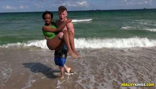  Sex-Appeal Ebenholz Hündin Sierra Simmons geht wild auf harten weißen Penis porno bilder