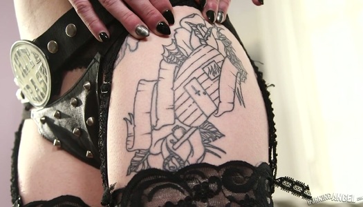 Bitch with half shaved head Seth Gamble gets her anus stretched porn pics