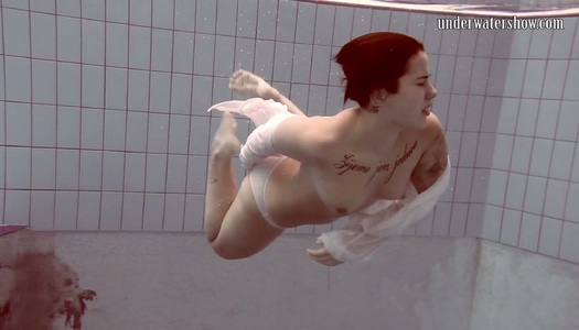  Das verlockende Baby mit dem schönen Arsch Sara Bombina zieht sich unter Wasser aus porno bilder