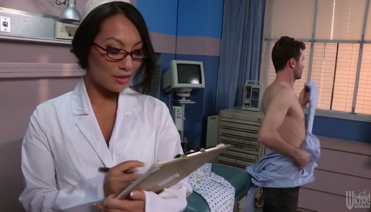  Super sexy Krankenschwester Asa Akira gibt Blowjob und wird gefickt porno bilder