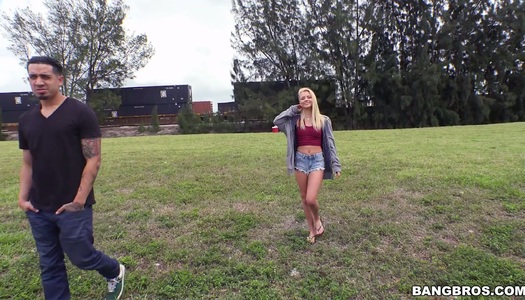  Die versaute Schlampe Riley Star hat einen dreckigen Nookie im Auto porno bilder