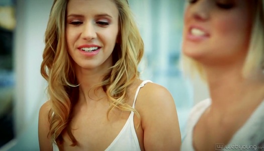  Das verführerische Pornomodel Rachel James gibt ein Interview nach der heißen Lesbenszene porno bilder