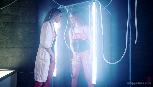 Whorish babe Ela Darling is pleasing pussy of sex-appeal girlfriend porn pics