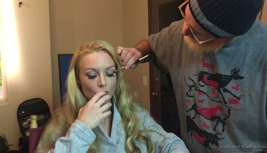  Die atemberaubende Hottie Lily Cade gibt ein Interview nach einer leidenschaftlichen Lesbenszene porno bilder