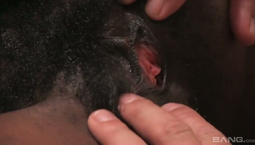  Die juggy schwarze Hure Nina Devon versucht mit einem riesigen weißen Schwanz fertig zu werden porno bilder