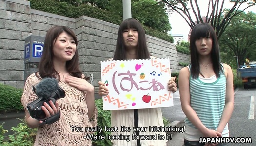  Gierig nach Sperma Asiatisches Küken Jyuri Ayase und ihre Freundinnen lutschen einen Schwanz porno bilder