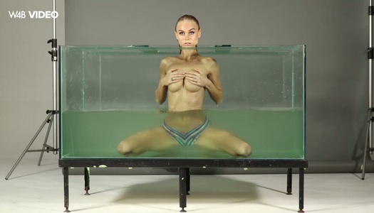  Das schlanke, schöne Baby Nancy masturbiert ihre Muschi im Aquarium porno bilder