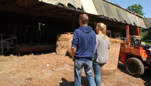  Das mollige Dorfküken Frosya fickt einen mageren Kerl im Heu porno bilder