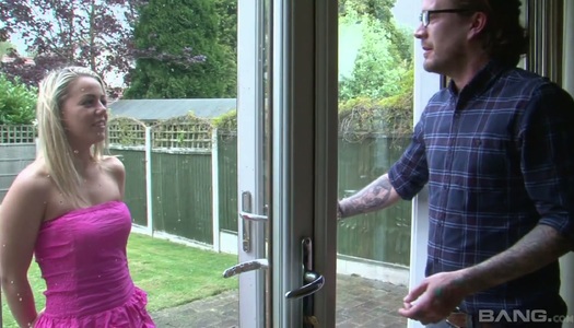  Das süße Küken Christen von nebenan wird direkt auf dem Küchentisch gefickt porno bilder