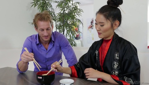  Das attraktive asiatische Babe Katana gibt den besten Blowjob aller Zeiten vor verrücktem Sex porno bilder