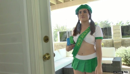 Cookie girl Veronica Valentine gives her head and gets fucked porn pics