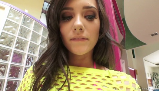  Die anal-verrückte Hottie Gia Paige ölt ihren Arsch ein und lässt ihren Anus hämmern porno bilder