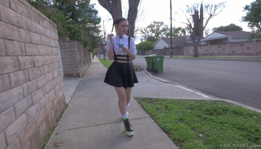  Der unhöfliche Kerl fickt das süße Mädchen Lucie Cline und spritzt ihr ins Gesicht porno bilder