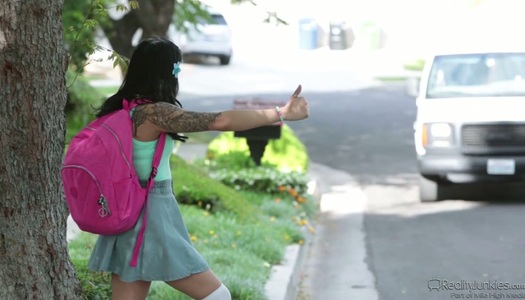  Die süße tätowierte Teen Sadie Pop trifft sich mit einem älteren Fahrer porno bilder