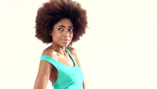  Die saftige Hottie Luna Corazon spreizt die Beine weit und zeigt ihre rosafarbene Muschi porno bilder