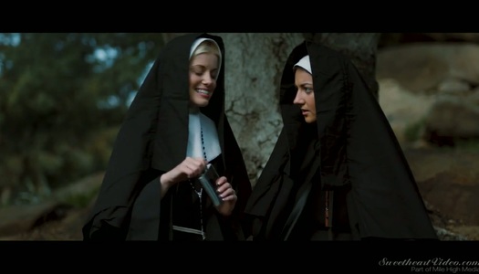  Das sündhaft schöne Baby Penny Pax liebt sich mit der Nonne im Freien porno bilder