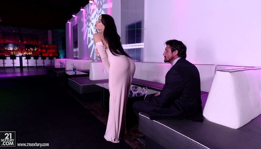 Man eating bitch from Cuba Luna Star picks up one rick dude in the bar porn pics