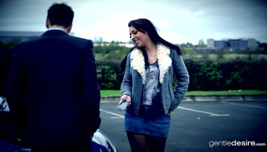  Mann, der Verführerin Lucy Devine isst, lässt ihre falschen Brüste spritzen porno bilder