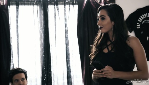  Die köstliche tätowierte Nutte Karlee Gray nimmt Sperma auf ihre Brüste porno bilder