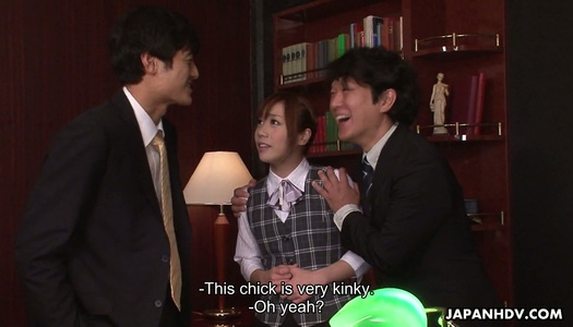  Boss und sein Assistent ficken den ungezogenen Praktikanten Aiko Endou direkt im Büro porno bilder