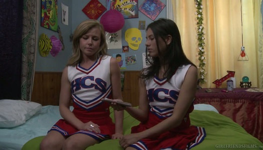  Das hübsche Mädchen Nicole Clitman leckt die lecker aussehende Muschi der verführerischen Freundin porno bilder