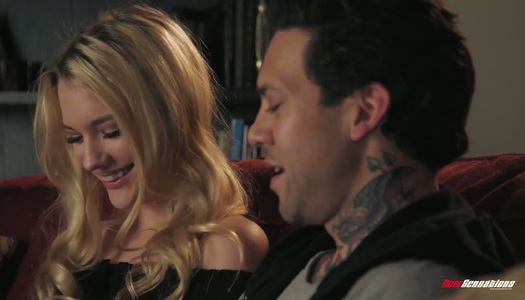  Der tätowierte Typ fickt die attraktive GF-Schwester Kenna James porno bilder