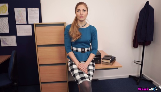 Juicy babe Stephanie Carter shows her sexy legs in stockings porn pics