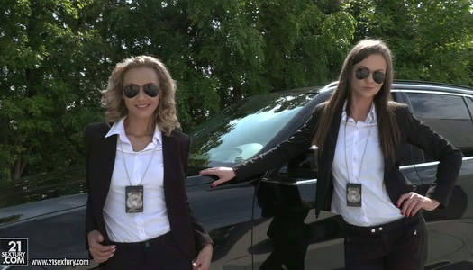  Das freche Mädchen Tina Kay genießt Dreier-Sex, der mit einer Arsch-zu-Mund-Episode endet porno bilder