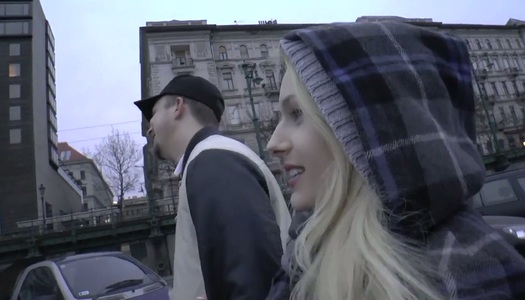  Der juggy blonde Angel Wicky wird von einem geilen Kerl aufgegriffen und hart gefickt porno bilder