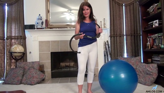 Mature housewife Shelby Ray is toying her ugly hairy snatch closeup porn pics