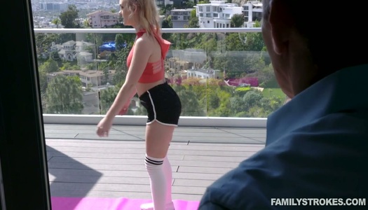  Die versaute Stieftochter Natalie Knight neckt mit leckerer Muschi in zerrissenen Shorts porno bilder