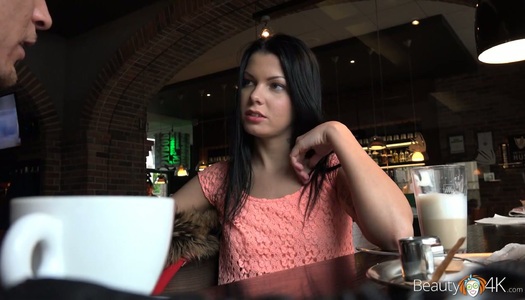  Whorish Brunette mit leckerem Arsch Riana G trifft sich mit kaum bekanntem Kerl porno bilder