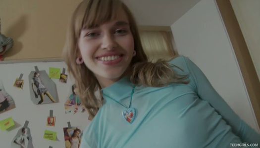 Horny teen Cindy uses an electric vibrator for stimulating her clit porn pics